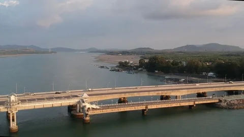 Aerial View Camera Pans Right from Sarasin Bridge Vídeo Stock 85342289