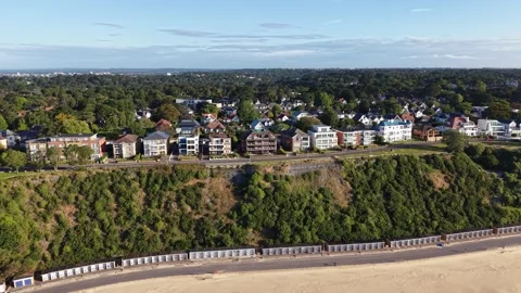 Aerial View of Canford Cliffs in Poole, Dorset, England Vidéo 336752622
