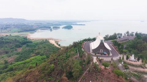 An aerial view captures Tri An Lake in Dong Nai, Vietnam, showing the church Vídeos de archivo 336998109