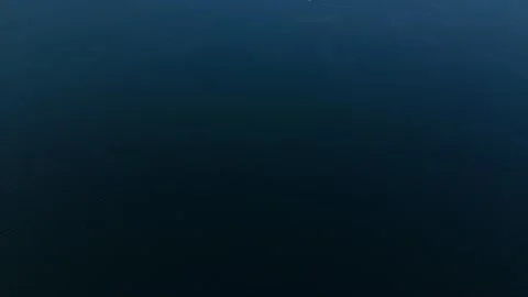 Aerial view captures vast ocean under clear sky. Vídeos de archivo 335587989