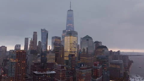 Aerial view capturing One World Trade Center towering over illuminated Lower Vidéo 306692252