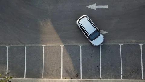 Aerial view of a car getting forward parked 库存影片 88676446