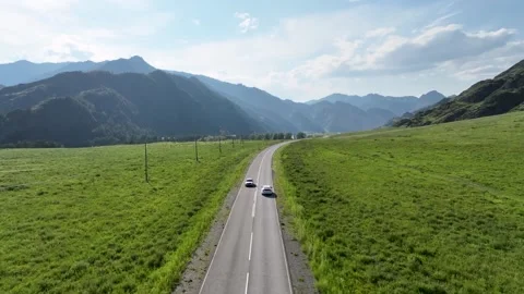 Aerial view of a car on a road in the intermountain valley of Altai Vídeos de archivo 280991532