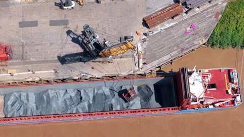Aerial view of cargo ship loading in Flixborough, United Kingdom. 스톡 동영상 340632406