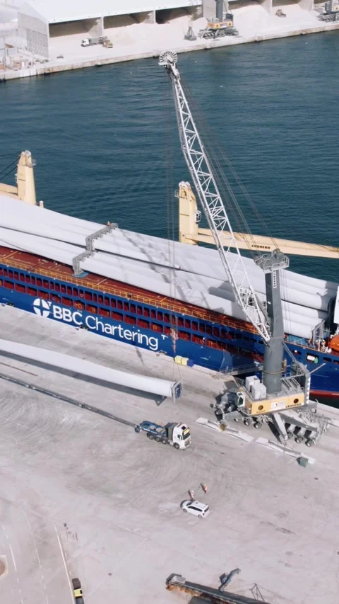 Aerial View of Cargo Ship Loading Wind Turbine Castellon, Spain 28.07.2026 Vídeos de archivo 345825220