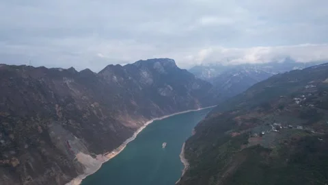 Aerial view of a cargo ship navigating the Wuxia Gorge river landscape Vídeo Stock 347039047