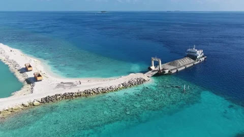 Aerial view of a cargo ship unloading sand on a reef, Maldives. 스톡 동영상 336294881