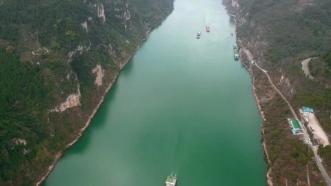 Aerial view of cargo ships navigating the scenic Xiling Gorge on Yangtze River Vídeo Stock 347053531