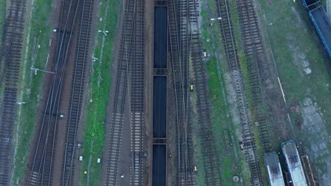 Aerial view of a cargo train and multiple railway tracks in a depot Vidéo 348198771