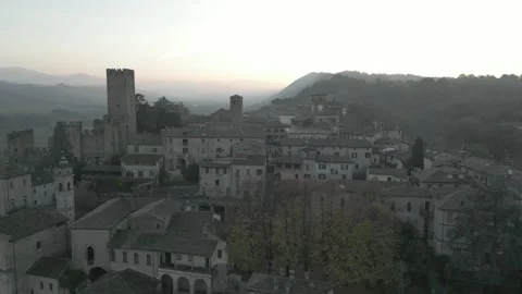 Aerial view of Castell'arquato, Emilia Romagna, Italy Video stock 304980033