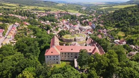Aerial view of the castle in the town of Modry Kamen in Slovakia Vidéo 169034201