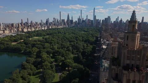 Aerial view of Central Park flying back past iconic towers Vídeo Stock 337615331