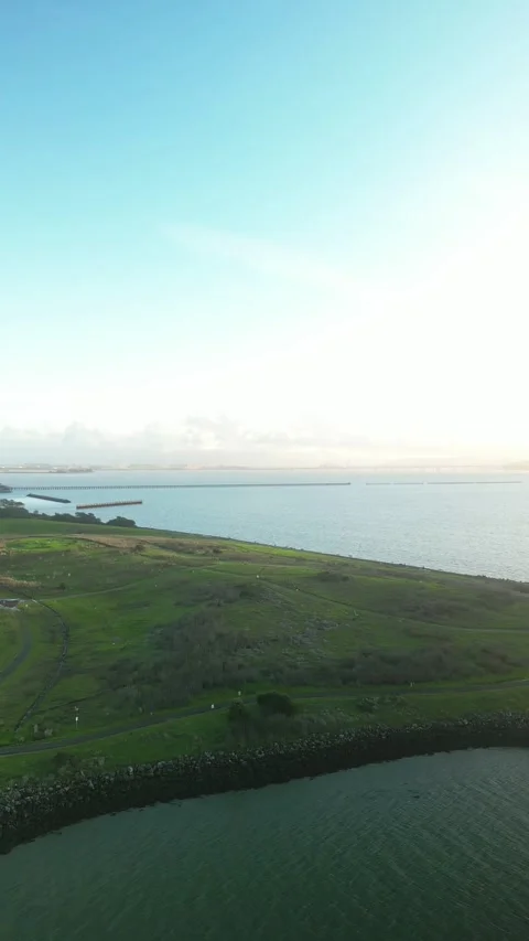 Aerial view of Cesar Chavez Park grasslands featuring the Berkeley Marina Vídeos de archivo 297763649