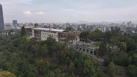 Aerial view of the Chapultepec Castle and urban architecture in Mexico City Vídeos de archivo 335059823