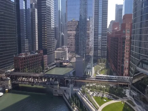 Aerial view of the Chicago River Видео 80312629