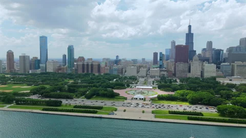 Aerial View of Chicago Skyline and Grant Park Along Lake Michigan Waterfront. Видео 338259853