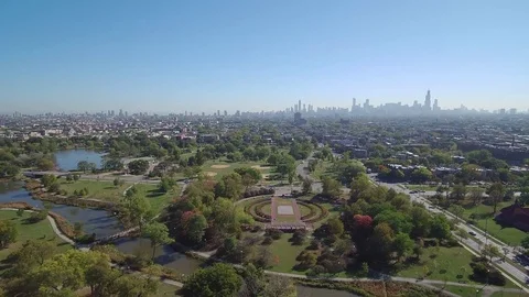 Aerial View of Chicagos West Side with City Skyline 스톡 동영상 84830363