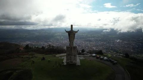 Aerial view from the christ of the sacred heart on mount Naranco towards the cit Vídeos de archivo 239144953