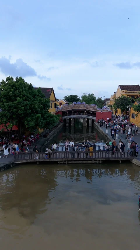 Aerial view of Chua Cau or Japanese Covered ancient Bridge 스톡 동영상 289221114