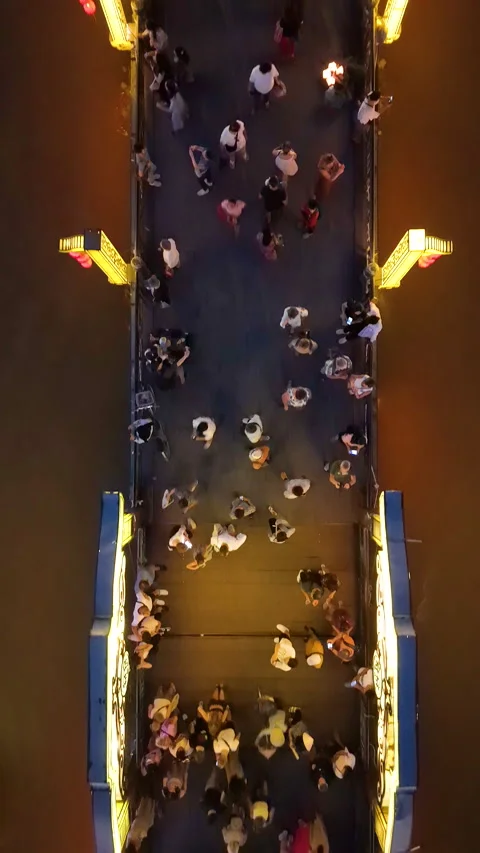 Aerial view of Chua Cau or Japanese Covered ancient Bridge in night Vídeo Stock 289261237