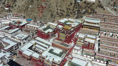Aerial View of Chubu Monastery in Tibet with Snow-Covered Roofs in Winter Vídeos de archivo 345161829