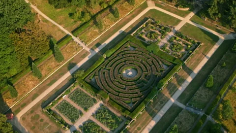 Aerial view of a circular hedge maze garden 스톡 동영상 336800181