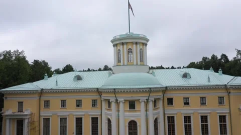 Aerial view of classical palace with flag and garden sculptures Vidéo 321833711