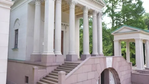 Aerial view of classical pavilion columns and rising dome Vidéo 321833338