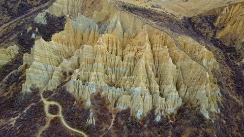 Aerial view of clay cliffs, rock formations in Omarama, New Zealand 스톡 동영상 99360560