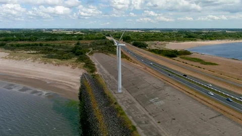 Aerial view of clean power generating wind turbines. Vídeo Stock 275039558