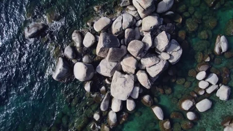 Aerial View of Clear Blue Water and Boulders in Lake Tahoe Vidéo 334695437