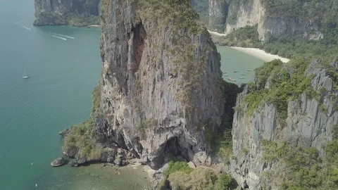 Aerial view of cliffs and floating boats on Phra Nang beach, Krabi, Thailand. Vídeo Stock 121453210