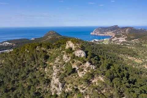 Aerial view of cliffs on top of mountain in Peguera, Mallorca, Spain Foto stock