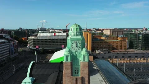 Aerial view of the clock tower of the Helsinki Central Railway Station. Vídeo Stock 140467143