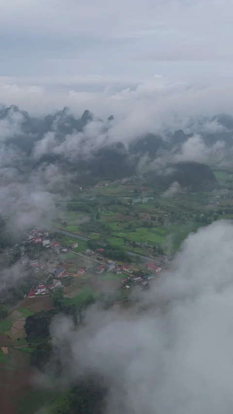 Aerial view with cloud, fog, mountain of Khuoi Ky ancient stone village Vídeo Stock 310097984