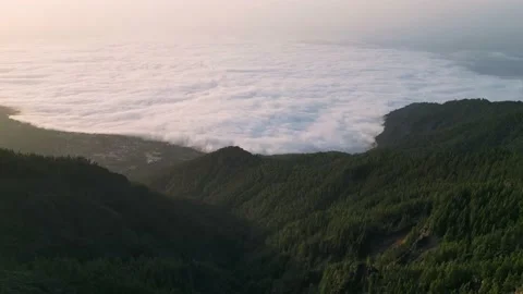 Aerial view of a cloud layer at the mountains. Time lapse Video stock 220421862