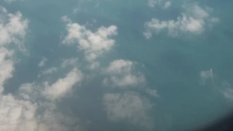 Aerial view of clouds and ocean with visible trails from aircraft above 库存影片 328916305