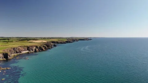 Aerial View of Coastal Cliffs and Turquoise Water in 4K Stockbeeldmateriaal 332943515
