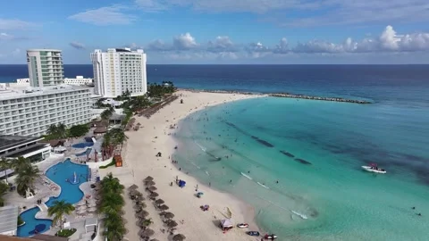 Aerial view of the coastal natural scenery of the beach resort in Cancun, M.. Видео 335020249