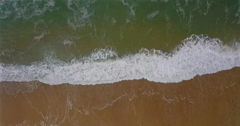 Aerial view of a coastal section with approaching breaking waves and spray Video stock 123406331