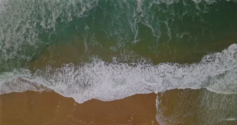 Aerial view of a coastal section with approaching breaking waves and spray Video stock 123407425