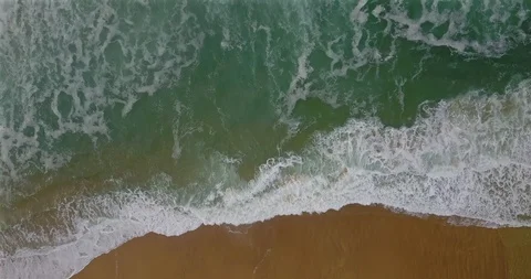Aerial view of a coastal section with approaching breaking waves and spray Video stock 123407719