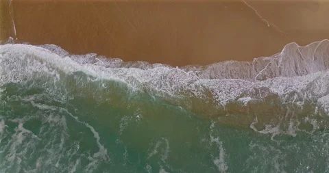 Aerial view of a coastal section with approaching breaking waves and spray Video stock 123408071