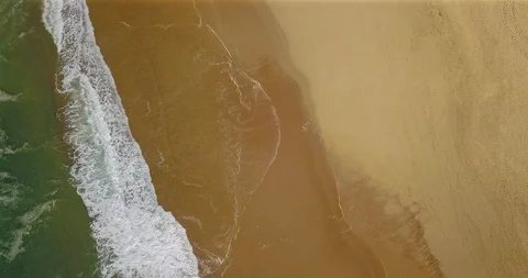 Aerial view of a coastal section with approaching breaking waves and spray Video stock 123408259