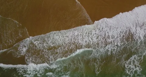 Aerial view of a coastal section with approaching breaking waves and spray Video stock 123408865