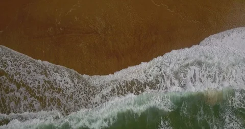 Aerial view of a coastal section with approaching breaking waves and spray Video stock 123413079
