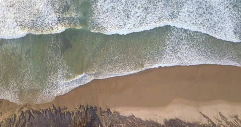 Aerial view of a coastal section with approaching breaking waves Video stock 146716762