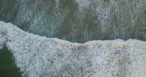 Aerial view of a coastal section with approaching breaking waves Video stock 146717087