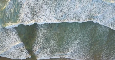 Aerial view of a coastal section with approaching breaking waves Video stock 146724096