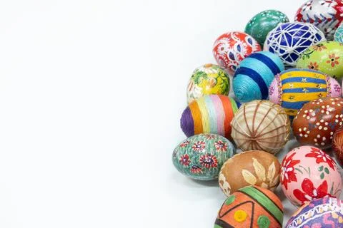An aerial view of a collection of Easter eggs arranged on the right against a Stock-Fotos